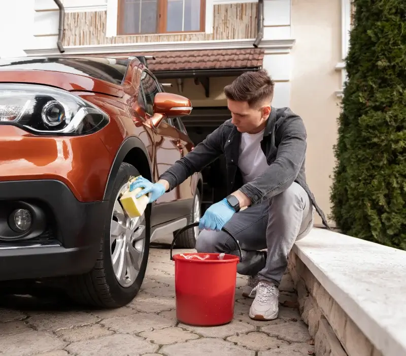 Lavage auto à domicile Nonant : professionnel intervenant sur un véhicule